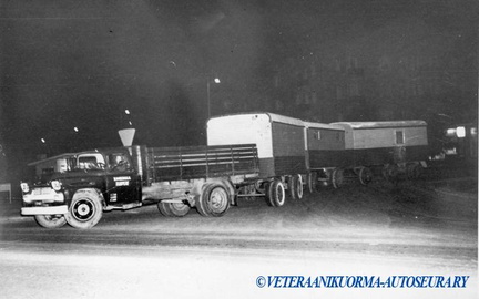 Koskimaan Chevrolet kuskaamassa 3kpl varsinaisia peravaunuja vuonna 1964