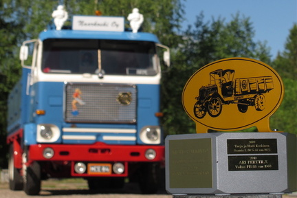 Mutteri palkinto. Taustalla Volvo FB88, vm. 1968. Auton omistaja Ari Perttilä.